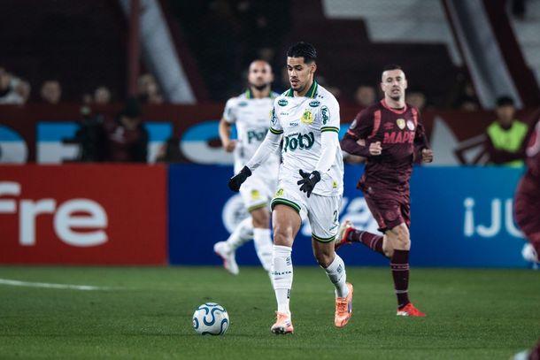 Lucas Oliveira em lance de jogo