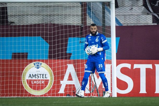 Goleiro Alex Muralha em lance de jogo