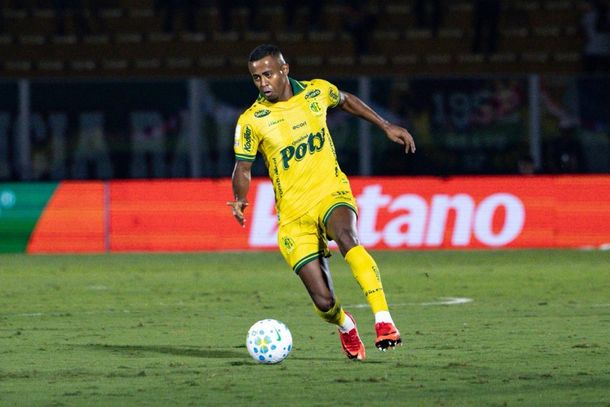 Atacante Carlos Eduardo em lance de jogo