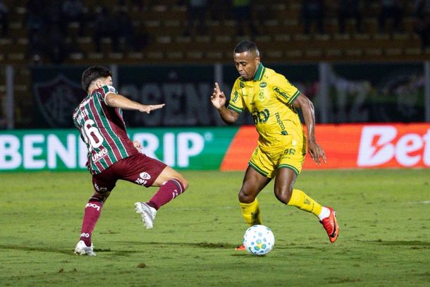 Atacante Carlos Eduardo em lance de jogo