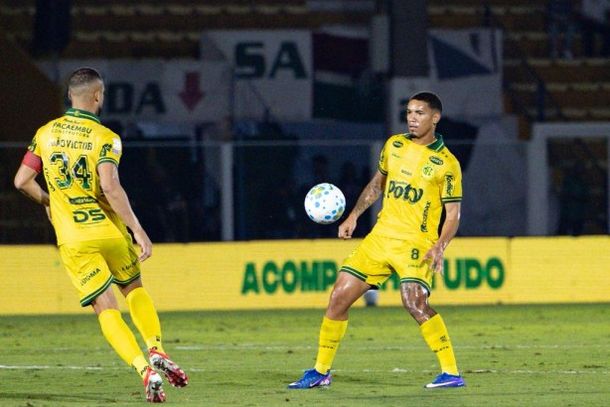 Denilson em lance de jogo com Jo&atilde;o Victor (34)