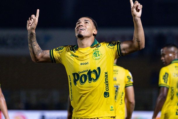 Denilson faz o dele e comemora com a torcida