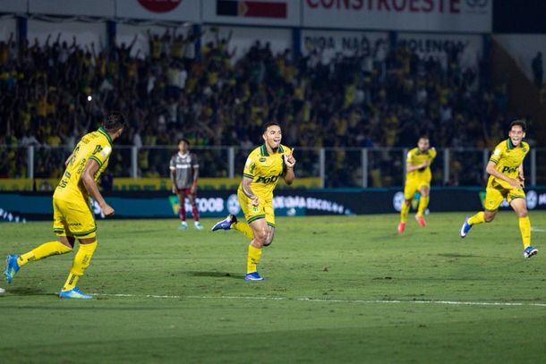 Denilson faz o dele e comemora com a torcida