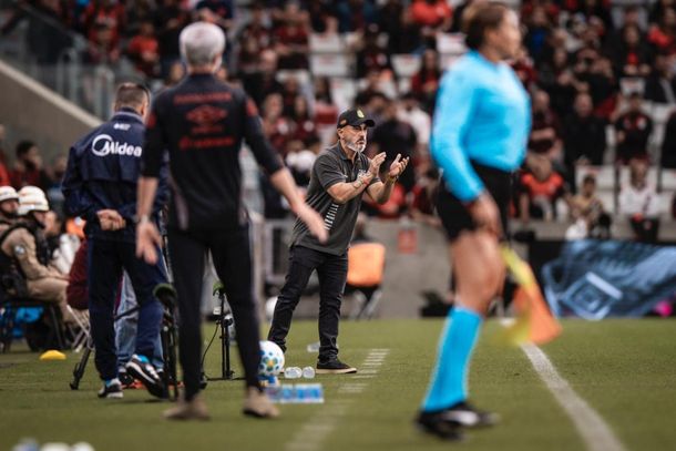 T&eacute;cnico Rafael Guanaes passa as instru&ccedil;&otilde;es durante o jogo