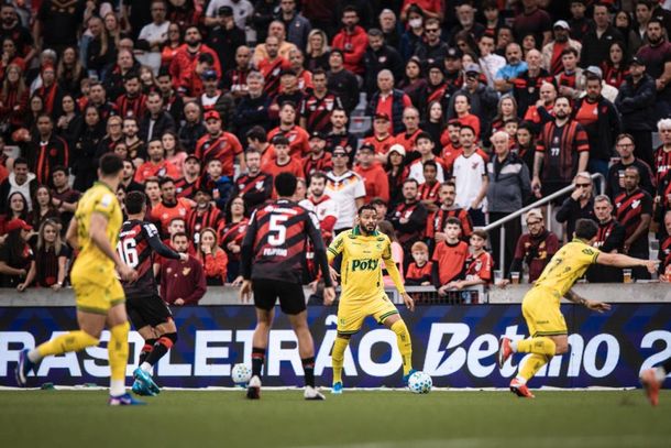 Lateral-esquerdo Reinaldo em lance de jogo