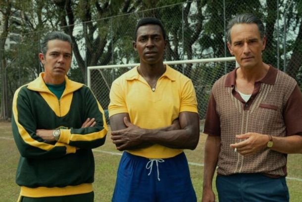 Zagalo (Bruno Mazzeo, esq.), Pel&eacute; (Lucas Agr&iacute;cola) e Jo&atilde;o Saldanha (Rodrigo Santoro) s&atilde;o os personagens principais da produ&ccedil;&atilde;o da &lsquo;Netflix&rsquo;