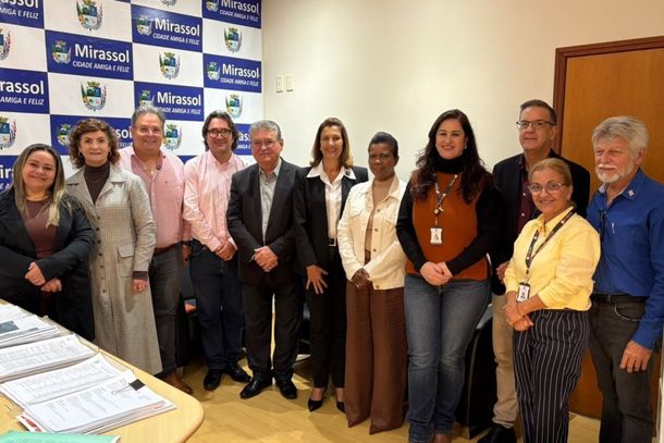 Da esquerda para a direita: a presidente do Conselho Municipal de Assist&ecirc;ncia Social de B&aacute;lsamo, Cristiane Luiz, a diretora municipal de Assist&ecirc;ncia Social de B&aacute;lsamo, Maria Paula Castro, o prefeito de B&aacute;lsamo, Junior Naliati, o vice-prefeito de Mirassol, Beto Feres, o prefeito de Mirassol, Edson Antonio Ermenegildo, a prefeita de Mirassol&acirc;ndia, C&eacute;lia Fiamengui dos Santos Matos, a Secret&aacute;ria Municipal de Assist&ecirc;ncia Social de Mirassol&acirc;ndia, Zilda Ferreira, a diretora da DRADS, Patr&iacute;cia Domingues Azevedo, o diretor-presidente da Funda&ccedil;&atilde;o Padre Albino, Reginaldo Donizete Lopes, a diretora t&eacute;cnica da DRADS, Gl&aacute;ucia de Oliveira, e o Secret&aacute;rio Municipal de Assist&ecirc;ncia Social de Mirassol, &Eacute;der Pinhabel