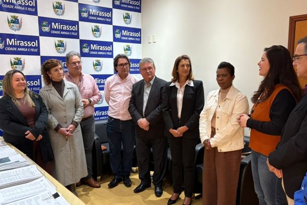 Da esquerda para a direita: a presidente do Conselho Municipal de Assist&ecirc;ncia Social de B&aacute;lsamo, Cristiane Luiz, a diretora municipal de Assist&ecirc;ncia Social de B&aacute;lsamo, Maria Paula Castro, o prefeito de B&aacute;lsamo, Junior Naliati, o vice-prefeito de Mirassol, Beto Feres, o prefeito de Mirassol, Edson Antonio Ermenegildo, a prefeita de Mirassol&acirc;ndia, C&eacute;lia Fiamengui dos Santos Matos, a Secret&aacute;ria Municipal de Assist&ecirc;ncia Social de Mirassol&acirc;ndia, Zilda Ferreira, a diretora da DRADS, Patr&iacute;cia Domingues Azevedo, o diretor-presidente da Funda&ccedil;&atilde;o Padre Albino, Reginaldo Donizete Lopes, a diretora t&eacute;cnica da DRADS, Gl&aacute;ucia de Oliveira, e o Secret&aacute;rio Municipal de Assist&ecirc;ncia Social de Mirassol, &Eacute;der Pinhabel
