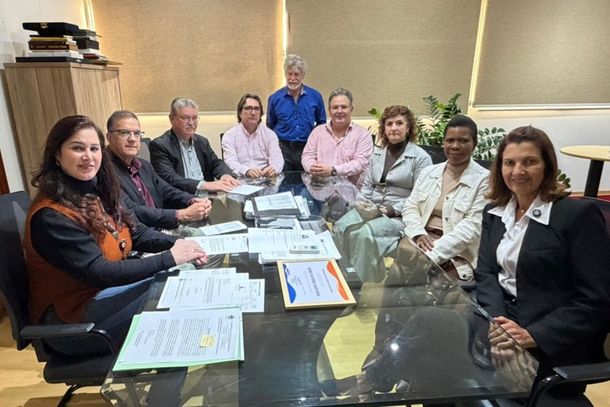 Momento da assinatura do conv&ecirc;nio pelos prefeitos de Mirassol, B&aacute;lsamo e Mirassol&acirc;ndia