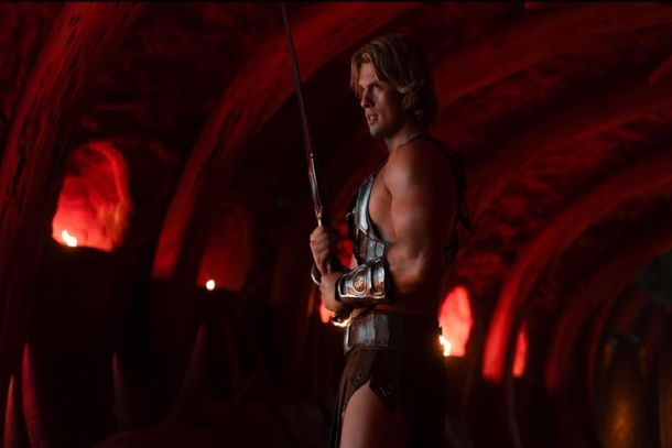 Mesmo com um pouco a mais de com&eacute;dia no roteiro, Nicholas Galitzine n&atilde;o decepciona e faz um He-Man espetacular