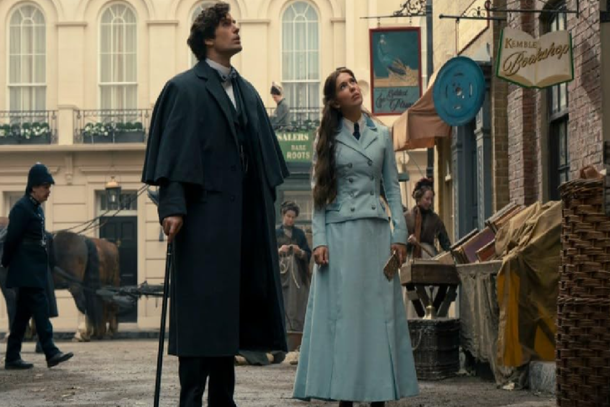 O grande e mais famoso detetive do mundo, &lsquo;Sherlock Holmes&rsquo; (Henry Cavill) &eacute; sequestrado e a irm&atilde; dele, &lsquo;Enola&rsquo; (Millie Bobby Brown), far&aacute; de tudo para salv&aacute;-lo
