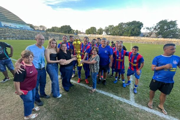 Familia de Wandinho entrega o trof&eacute;u de campe&atilde;o ao Bahia F. C.