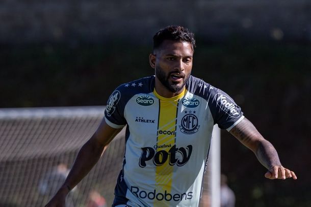 Lateral Reinaldo durante treino no CT do Mirassol