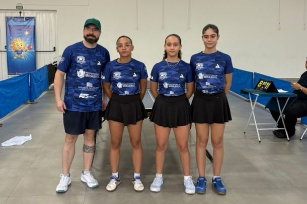 T&eacute;cnico Luan com as mesa-tenistas Ester, Isadora e Kimberly