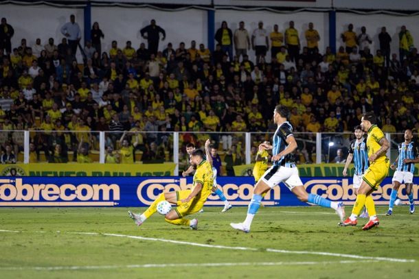 Bruno Santos no lance do 1&ordm; gol do Le&atilde;o