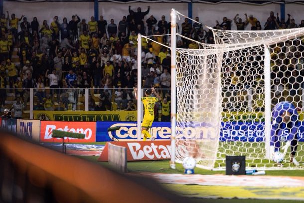 Edson Carioca comemora o 2&ordm; gol do Mirassol