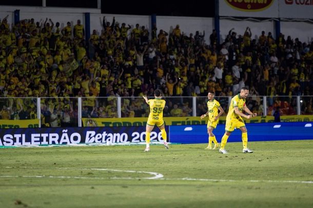 Edson Carioca comemora o 2&ordm; gol do Le&atilde;o