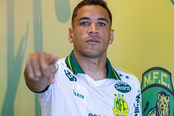 Elias acumula experi&ecirc;ncias em times tradicionais do cen&aacute;rio brasileiro