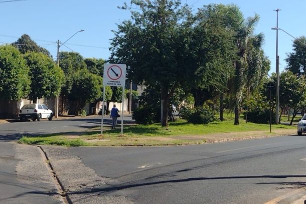 Placa de sinaliza&ccedil;&atilde;o instalada na pra&ccedil;a em frente ao posto Chin&atilde;o, no bairro Nossa Senhora Aparecida