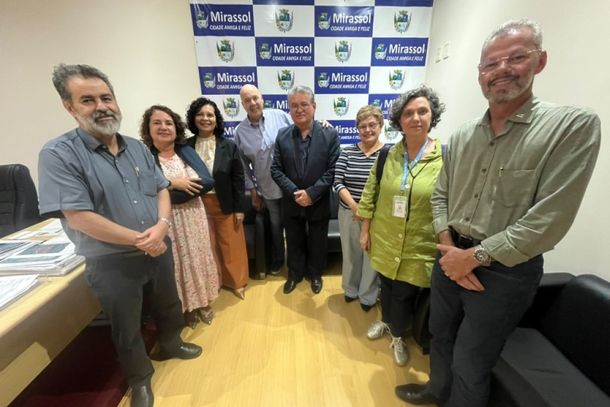  Da esquerda para a direita &ndash; Dr. Andr&eacute; Baitello (diretor DRS XV), Lucineia Lacerda (articuladora da Humaniza&ccedil;&atilde;o do DRS XV), Elania Ferreira (assistente t&eacute;cnico do N&uacute;cleo Gestor da Secretaria Estadual da Sa&uacute;de), Vanderlei Freitas (assistente), prefeito Edson Antonio Ermenegildo, Sandra Liebano Mendes (articuladora da Aten&ccedil;&atilde;o B&aacute;sica do DRS XV), Denise Pacheco (coordenadora da &Aacute;rea T&eacute;cnica de Aten&ccedil;&atilde;o B&aacute;sica da Secretaria Estadual da Sa&uacute;de) e Frank Hulder de Oliveira (secret&aacute;rio Municipal da Sa&uacute;de).