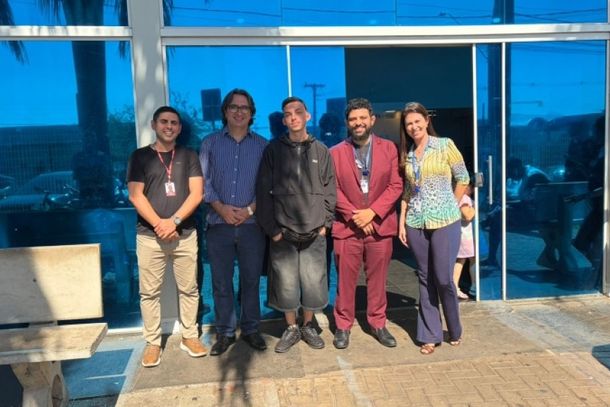 Bruno Ribeiro (gerente da UPA Mirassol), vice-prefeito Beto Feres, paciente Enzo Murilo da Silva, Carlos Oliveira e Ana Damasceno, ambos da empresa BNG LinkCare na frente da UPA