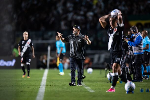 T&eacute;cnico Rafael Guanaes orientando o Le&atilde;o em S&atilde;o Janu&aacute;rio