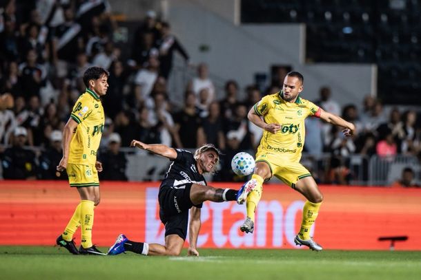 Aldo Filho e Jo&atilde;o Victor em lance com atacante vasca&iacute;no