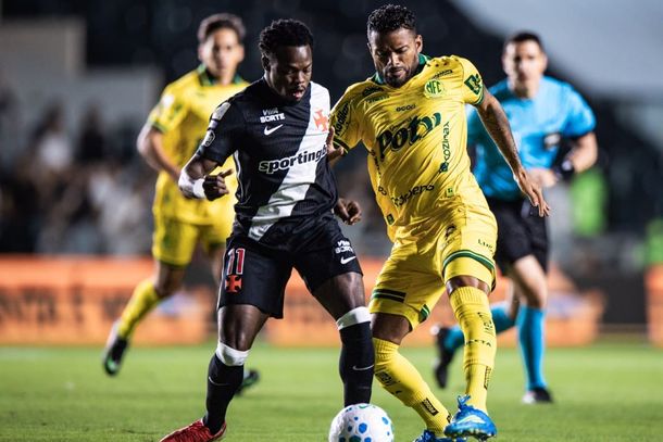 Lateral Reinando em lance de jogo