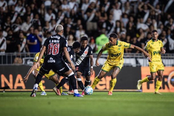 Denilson, do Mirassol, em lance de jogo