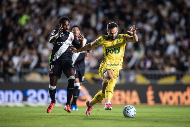 Atacante Edson Carioca, do Mirassol, em lance de jogo