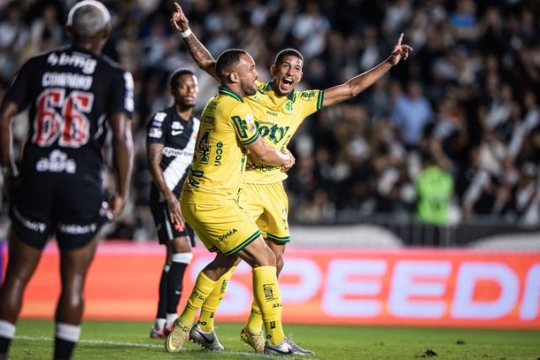 Igor Formiga comemora o gol do Mirassol