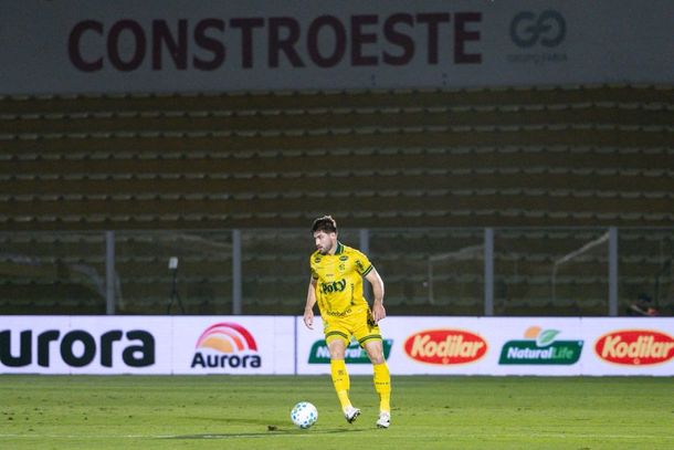 Zagueiro Gabriel Knesowitsch em lance de jogo