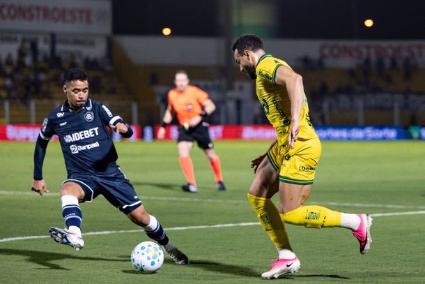 Atacante Edson Carioca em lance de jogo