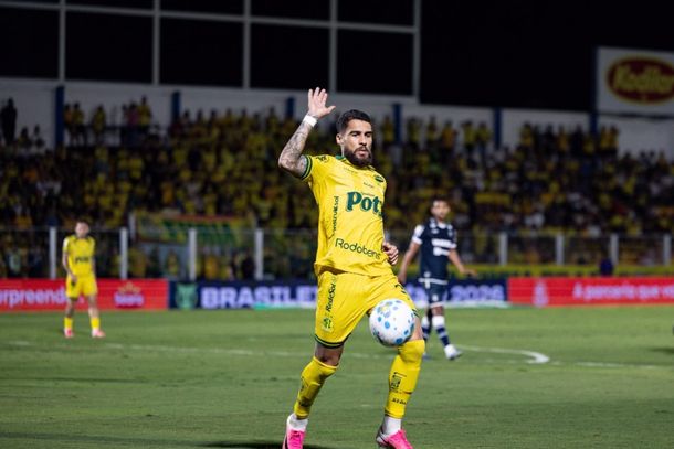 Atacante Bruno Santos durante jogo contra o Remo