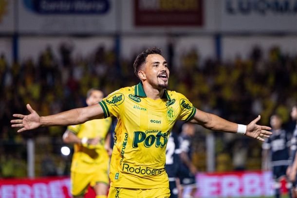 Atacante Eduardo comemora o gol do Mirassol