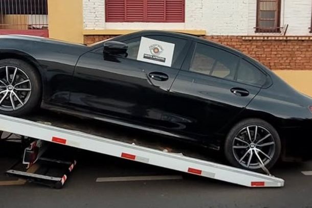 No interior da BMW, a pol&iacute;cia recuperou diversos equipamentos de trabalho pertencentes &agrave; v&iacute;tima