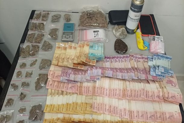 Entorpecente e demais materiais recolhidos pela Pol&iacute;cia Militar foram encaminhados para per&iacute;cia e registro da ocorr&ecirc;ncia