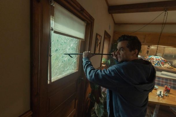 &lsquo;Jason&rsquo; (Wagner Moura) faz de tudo para tentar tirar a fam&iacute;lia da pris&atilde;o que a casa se transformou