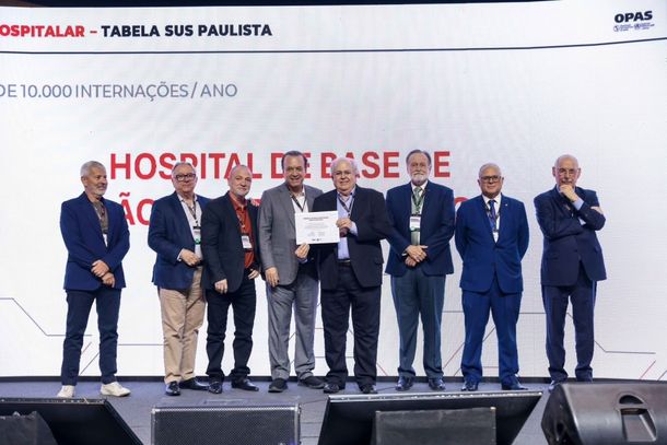O diretor executivo da Funfarme, Dr. Hor&aacute;cio Ramalho, recebe a premia&ccedil;&atilde;o do secret&aacute;rio de Estado da Sa&uacute;de de S&atilde;o Paulo, Dr. Eleuses Paiva