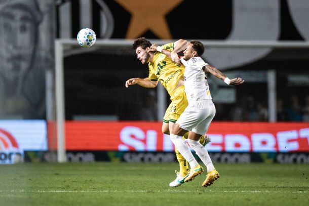 Zagueiro Gabriel Knesowitsch em lance de jogo com Neymar
