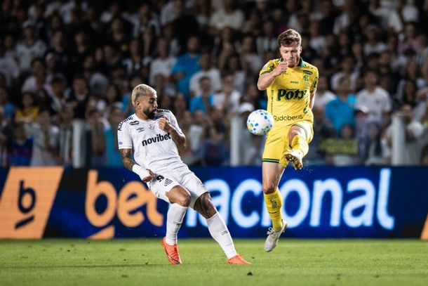 Zagueiro Gabriel Knesovitsch em lance de jogo com Gabigol