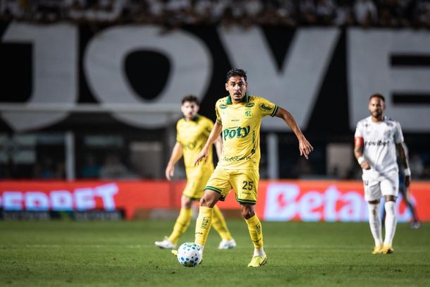 Neto Moura em lance de jogo