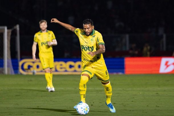 Lateral Reinaldo em lance de jogo
