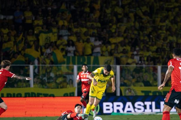 Atacante Bruno Santos em lance de jogo