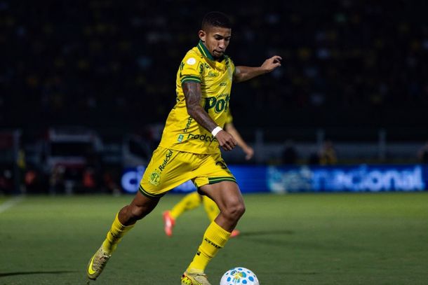 Lateral Igor Formiga em lance de jogo