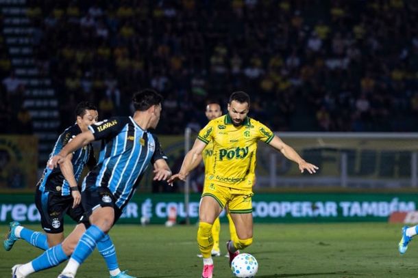 Atacante Edson Carioca em lance de jogo