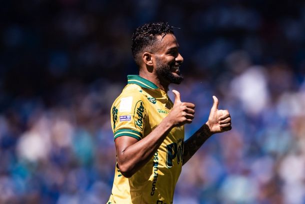 Lateral Reinaldo comemora gol, ap&oacute;s marcar de p&ecirc;nalti