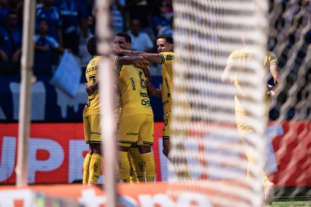 Lateral Reinaldo comemora gol com os demais jogadores, ap&oacute;s marcar de p&ecirc;nalti
