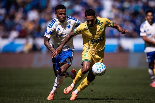 Atacante Fernandinho em lance de jogo