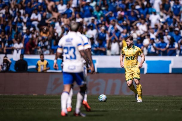 Zagueiro Gabriel Knesowitsch em lance de jogo